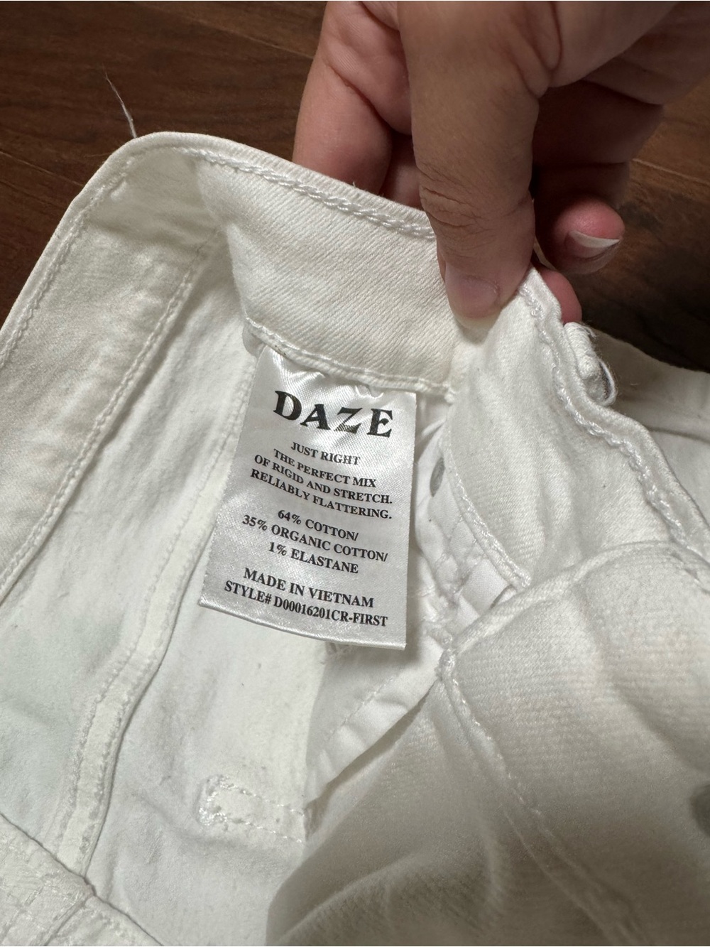 DAZE White Distressed High-Rise Jeans! Size 29! - Picture 4 of 10